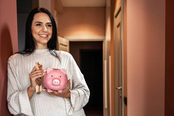 Bonito banco porquinho rosa mulher com chaves de casa nova ou conceito de apartamento de poupança — Fotografia de Stock
