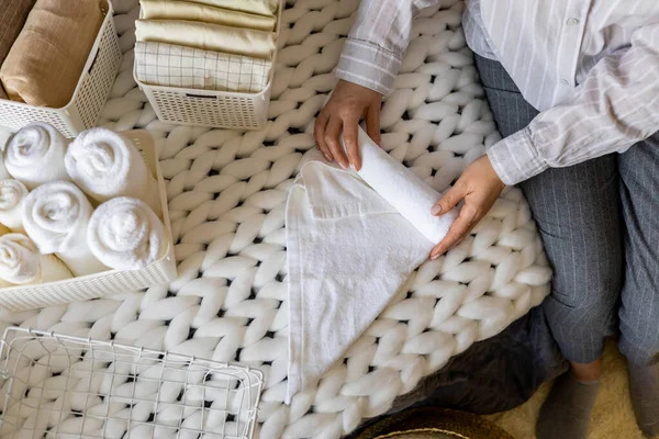 Top vista mãos femininas puramente dobrado toalhas limpas brancas no caso de caixa usar Marie Kondo método de organização — Fotografia de Stock