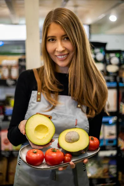 Camarero café restaurante cocina manos femeninas sosteniendo aguacate granja fresca y tomates en bandeja metálica —  Fotos de Stock