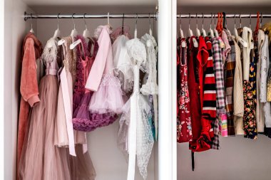 Çocuksu kostüm giysisi, Marie Kondo minimalist metodu olan rahat dikey bir depoda asıldı.