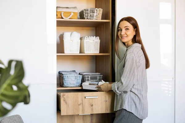 笑顔の女性が着る服ワードローブ快適な垂直収納システム近藤まりメソッド — ストック写真