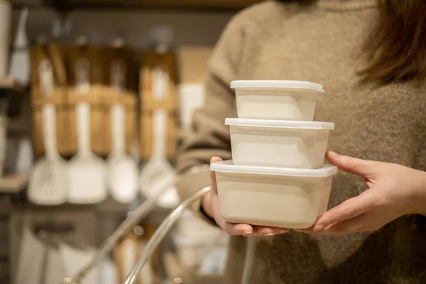 Fechar as mãos femininas segurando pilha de recipientes de cerâmica com tampa de plástico alimento armazenamento confortável — Fotografia de Stock