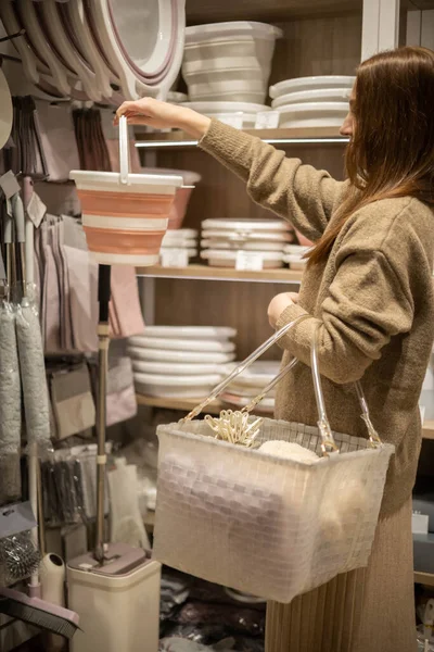 Mujer ama de casa elegir cubo plegable para el almacenamiento cómodo Marie Kondo espacio de organización —  Fotos de Stock