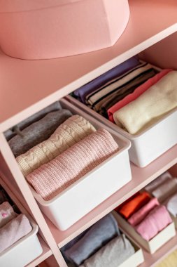 Dikey depolama giysileri organizasyon çantası olan pembe çocuk dolabı.