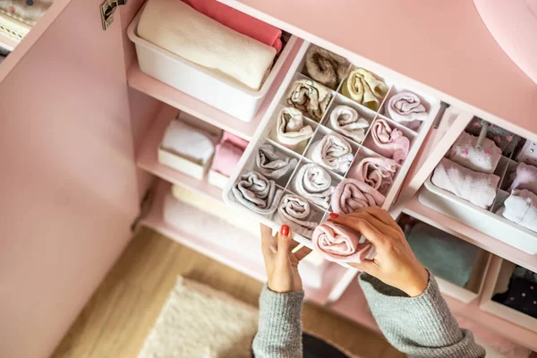 Close-up cuidar das mãos mãe ordenadamente dobrado meias crianças do sexo feminino em caixa de plástico método Marie Kondo — Fotografia de Stock