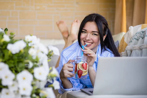 Agradável asiática feliz mulher posando suco coquetel relaxante no terraço de verão ter emoção positiva — Fotografia de Stock