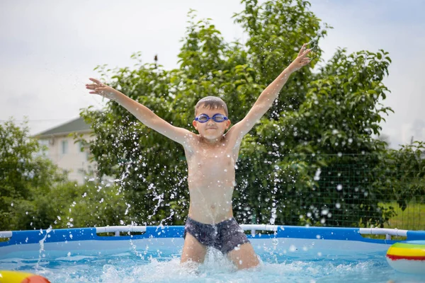 Yazın havuzda yüzme gözlüğü takan genç bir çocuk.. — Stok fotoğraf