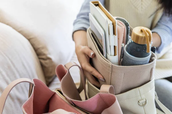 현대적 이고 편안 한 기억 장치를 가죽 핸드백으로 바꾸는 여성의 손을 클로즈업 — 스톡 사진