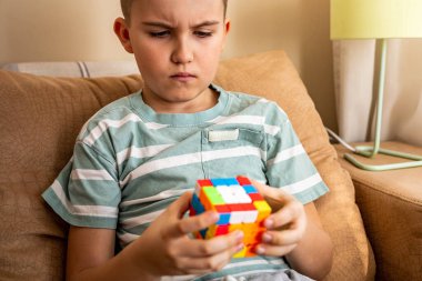 Kaş çatık erkek portresi Rubiks küpünü birleştiren beyin fırtınası zihin mantığını çözüyor.