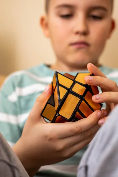 自信的男性青少年聚集在五颜六色的Rubiks立方体镜面厂，在家里舒服地坐在沙发上 — 图库照片
