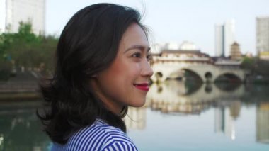 Mutlu Çinli kız Chengdu şehrinin manzarasının tadını çıkar.