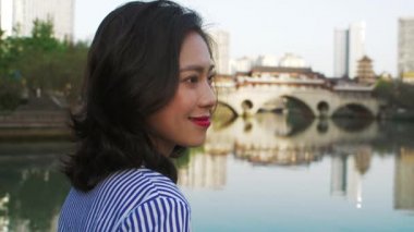 Mutlu Asyalı kadın Chengdu şehrinin manzarasının tadını çıkar.