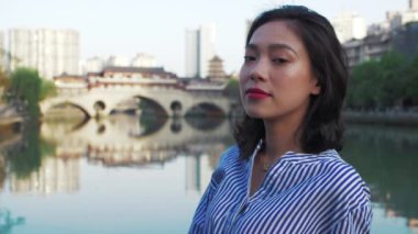 Chengdu şehrinde mutlu bir Asyalı kızın portresi.