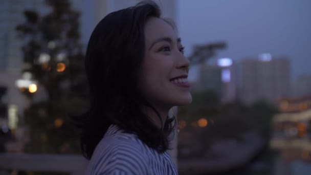 Щаслива китайська дівчина насолоджується краєвидом у місті Ченду. — стокове відео