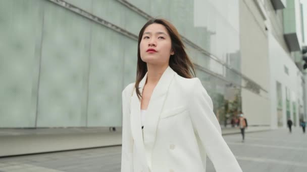 Självsäker Asiatisk Affärskvinna Klädd Vit Kostym Promenader Staden Närbild Allvarlig — Stockvideo