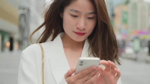 Feliz Joven Mujer Negocios Asiática Traje Blanco Comprobar Mensaje Teléfono — Vídeos de Stock
