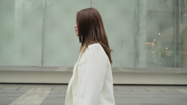 Vista Lateral Confiada Mujer Negocios Asiática Con Traje Blanco Caminando — Vídeos de Stock