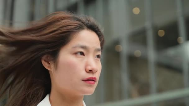 Αυτοπεποίθηση Ασιάτισσα Επιχειρηματίας Φορώντας Λευκό Κοστούμι Περπατώντας Μεταξύ Κτιρίων Γραφείων — Αρχείο Βίντεο