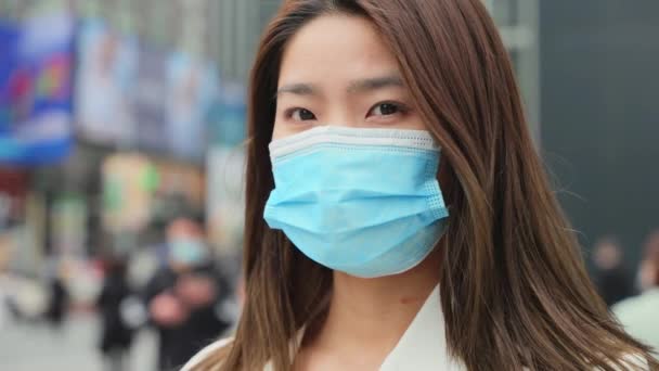 Slow Motion Portrait Young Asian Businesswoman Wear Mask Looking Câmera — Vídeo de Stock