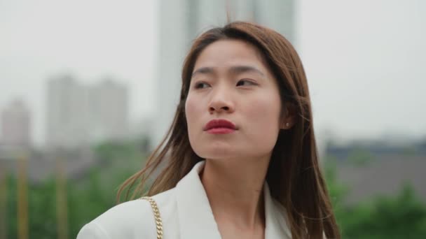 Femme Affaires Asiatique Confiante Portant Costume Blanc Marchant Dans Ville — Video