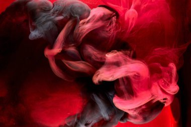 Kırmızı siyah pigment dönen mürekkep soyut arkaplan, suyun altında sıvı duman boyası