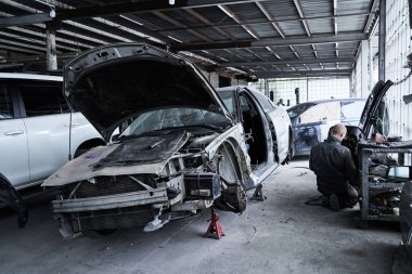 Otomotiv servisindeki bozuk bir arabanın tamiri