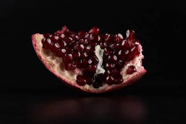 Červená Zralé Čerstvé Šťavnaté Plátky Granátové Jablko Izolované Černém Pozadí — Stock fotografie