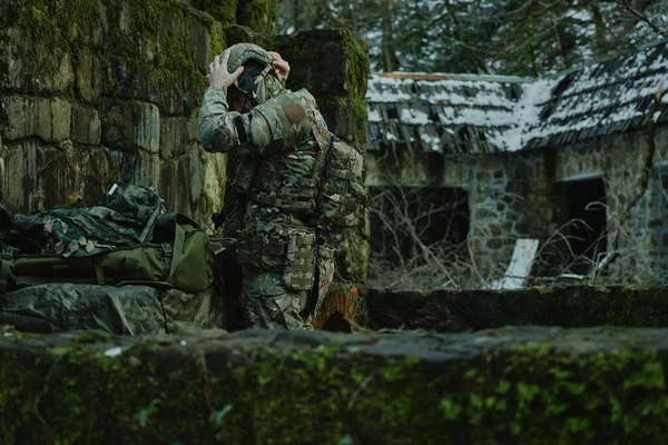 Portrét Airsoftisty Profesionálním Vybavení Kulometem Lese Voják Zbraněmi Válce — Stock fotografie