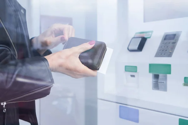 在Atm机的背景下 女性持皮夹和信用卡 提取现金 进行金融交易 — 图库照片