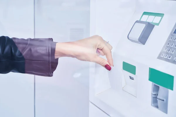 Weibliche Hand Nutzt Kontaktlose Zahlung Kreditkarte Geld Vom Geldautomaten Abzuheben — Stockfoto