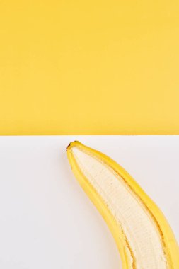 Muzlu yaratıcı geometrik arka plan. Sarı beyaz arkaplan duvar kağıdı