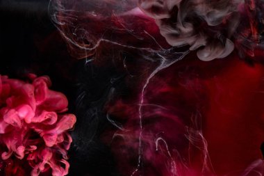 Kırmızı siyah pigment dönen mürekkep soyut arkaplan, suyun altında sıvı duman boyası