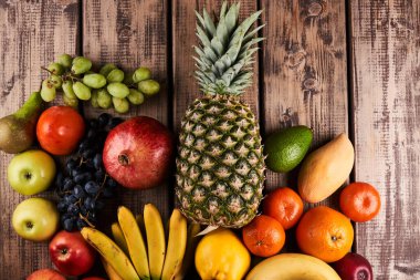 Tahta arka planda taze renkli egzotik meyvelerin karışımı.