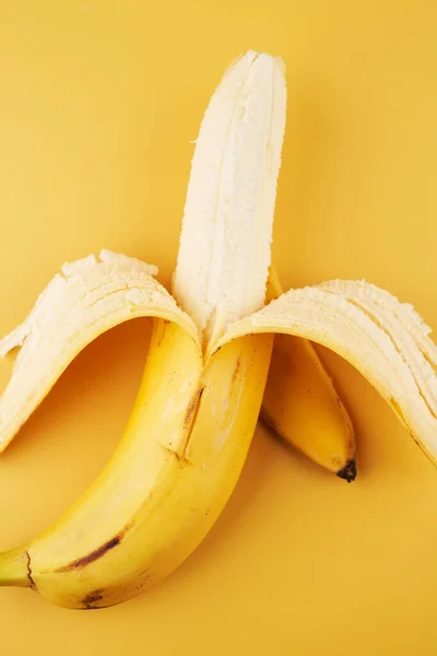 Banane Entière Moitié Pelée Isolée Sur Fond Jaune Gros Plan — Photo