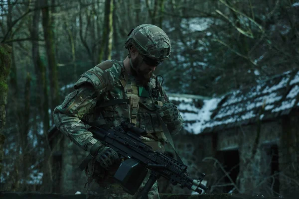 Portré Airsoft Játékos Professzionális Berendezések Géppuska Erdőben Katona Fegyverekkel Háborúban — Stock Fotó