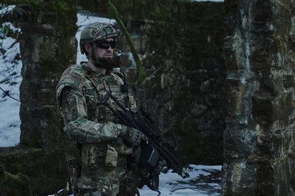 Portret Van Airsoft Speler Professionele Uitrusting Met Machinegeweer Het Bos — Stockfoto