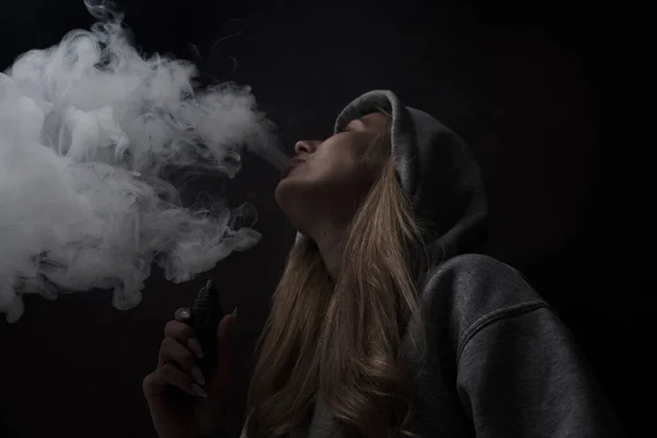 Retrato Hermosa Chica Rubia Sudadera Con Capucha Gris Fuma Vapor — Foto de Stock