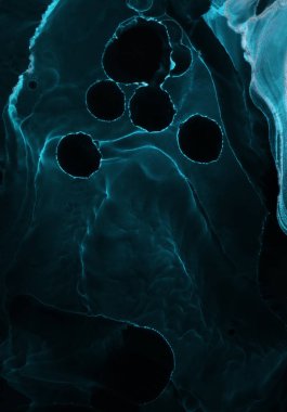 Siyah teknoloji arka planında soyut mavi elektrik dalgası. Sudaki neon ışığı boyası, akrilik patlama, sıvı sanat