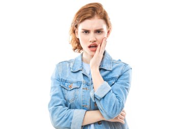 Kızıl saçlı, rüya gibi güzel bir bayanın portresi, gençlik. Mavi kotlu kızıl saçlı kadın hoşnutsuz düşünceler, seçimler, kararlar, ikilemler, soyutlanmış beyaz arka plan. Kız öğrenci mutsuz.