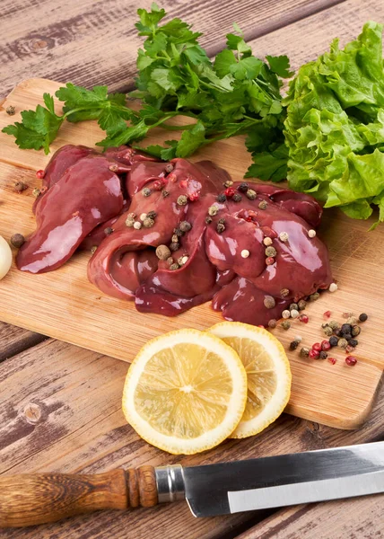 Hígado Pollo Crudo Una Tabla Madera Bellamente Servido Con Pimienta — Foto de Stock