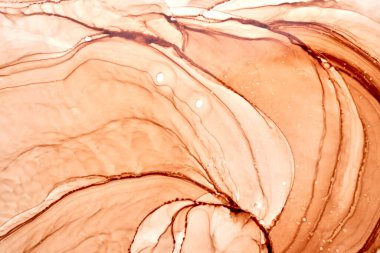 Soyut mürekkep boyası arkaplanı. Sarı turuncu kahverengi boya lekeleri ve sudaki lekeler, lüks sıvı sıvı duvar kağıdı.