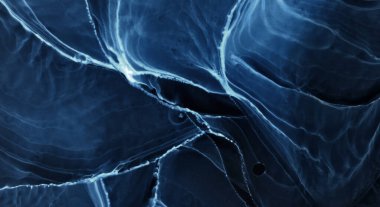 Siyah teknoloji arka planında soyut mavi elektrik dalgası. Sudaki neon ışığı boyası, akrilik patlama, sıvı sanat