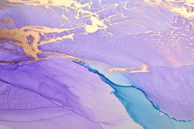 Alkol mürekkebi tekniğinde lüks soyut arka plan, mor altın sıvısı tablo, dağınık akrilik damlalar ve girdap lekeleri, basılı malzemeler.