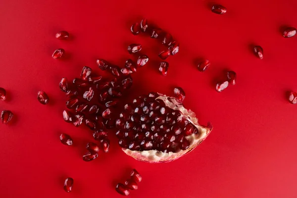 Ruby Ripe Fresh Juicy Pomegranate Seeds Close Isolated Red Background — Stock Photo, Image