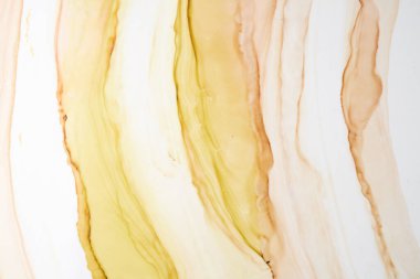 Beyaz arka planda soyut Ocher suluboya. Sarı turuncu kahverengi boya lekeleri ve sudaki lekeler, lüks sıvı sıvı sanat duvar kağıdı, sonbahar renklerinin karışımı.