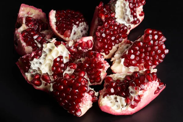 Red Ripe Fresh Juicy Sliced Pomegranate Isolated Black Background — Stock Photo, Image