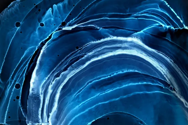 Abstraktní Modrá Elektrická Vlna Pozadí Černé Technologie Neonové Světlo Vodě — Stock fotografie