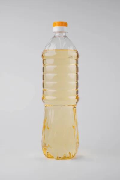 Bottiglia Plastica Girasole Vegetale Olio Oliva Isolato Sfondo Bianco Posa — Foto Stock