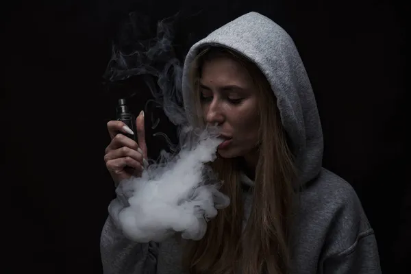 Retrato Hermosa Chica Rubia Sudadera Con Capucha Gris Fuma Vapor — Foto de Stock