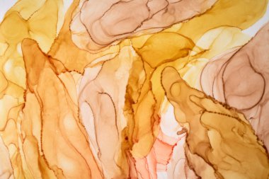 Soyut Ocher suluboya geçmişi. Sarı turuncu kahverengi boya lekeleri ve sudaki lekeler, lüks sıvı sıvı sanat duvar kağıdı, sonbahar renklerinin karışımı.